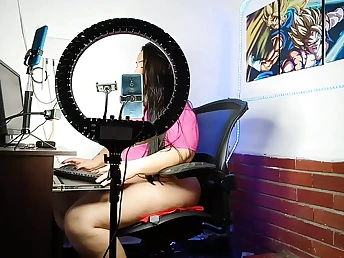 Paused hottie gets her slit porked while working on her laptop