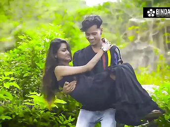 Indian dark haired, Sudipa is having hookup in the nature and luving every single 2nd of it