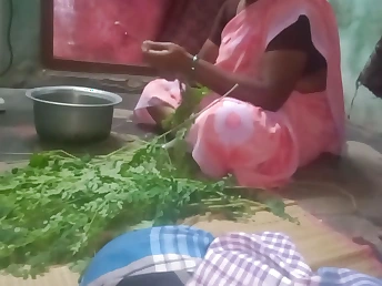 Insane Indian babe thumbs herself while potent anent the shower