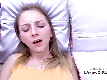 Yummy Teen Fills her Mouth with Hefty Cock Teenies do Porn
