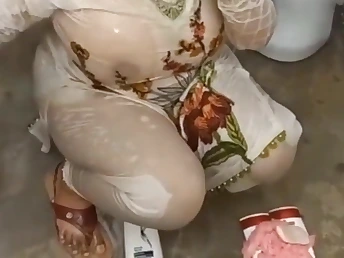 Watch Pakistani PLUS-SIZE Ma Nahate and Desi Wife Village Aunty in a super-fucking-hot douche