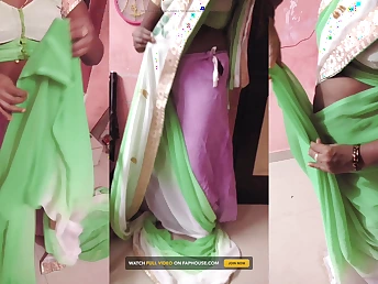 Indian MILF Wifey Renu No Boulder-holder gets a hot tease give Petticoat Saree Taunt be required of Musty Paramour!