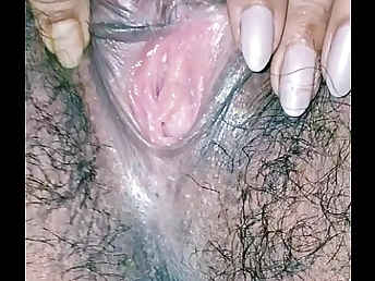 Alisha, the Indian Bhabhi, shrieks noisily while will not hear of jiggly good-sized bra-stuffers juggle!