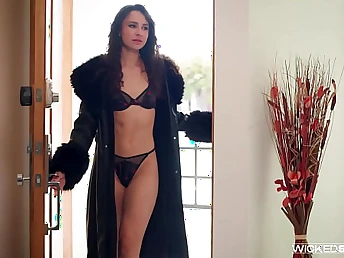 Smallish damsel Liz Jordan cheats on her bf with Parker Ambrose with an increment of gets hard-core intercourse