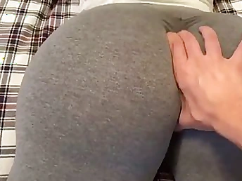 Phat donk brown-haired in yoga convenient to is providing a sensuous footjob to one be useful to her pals